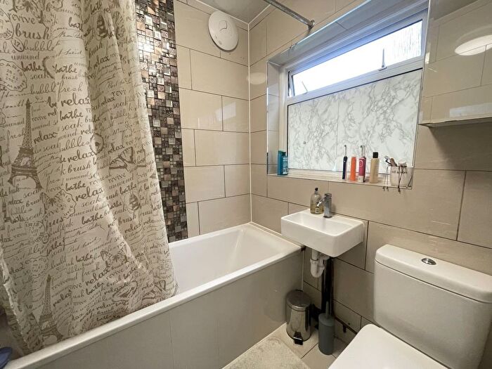 1 Bedroom Flat To Rent In Locket Road, Wealdstone, Harrow, HA3