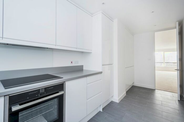 3 Bedroom Flat To Rent In St. John's Avenue, London, SW15