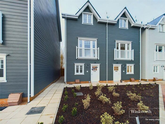 4 Bedroom Semi-Detached House To Rent In Maine Street, Reading, Berkshire, RG2