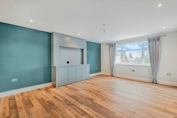 2 Bedroom Flat To Rent In Cotton Road, Potters Bar, EN6