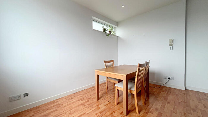 2 Bedroom Flat For Sale In Whitehorse Road, Croydon, CR0