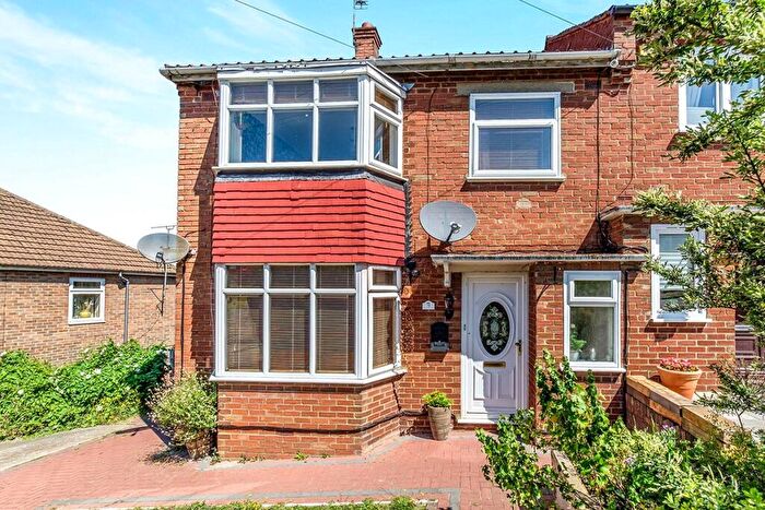 4 Bedroom Semi-Detached House To Rent In Fairlead Road, Rochester, Kent, ME1