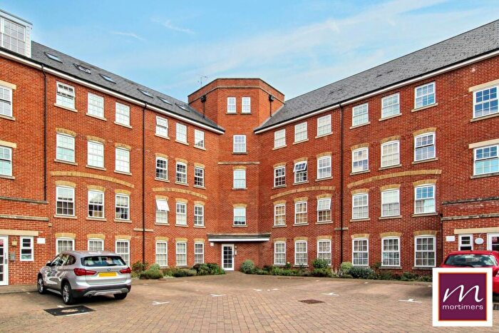 2 Bedroom Apartment For Sale In Florey Gardens, Aylesbury, HP20