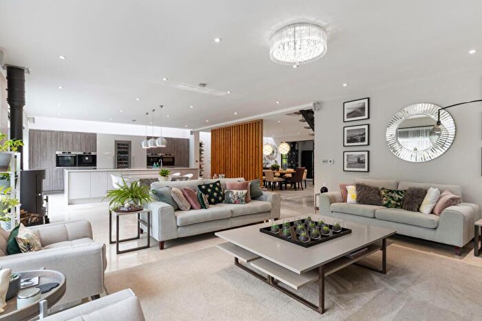 4 Bedroom Detached House For Sale In Lower Wokingham Road, Crowthorne, RG45