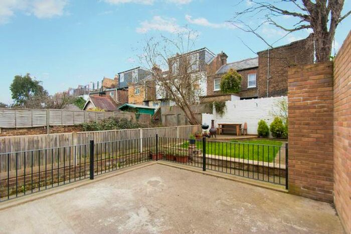 1 Bedroom Flat To Rent In Loftus Road, Shepherd's Bush, London, W12