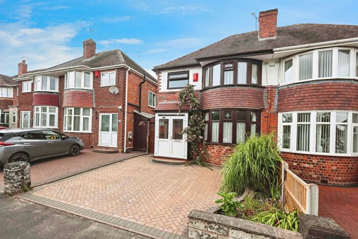 3 Bedroom Semi Detached House For Sale In Mayswood Grove, Quinton, Birmingham, B32