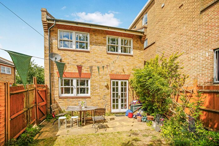 3 Bedroom Semi-Detached House To Rent In Oliver Mews, London, SE15