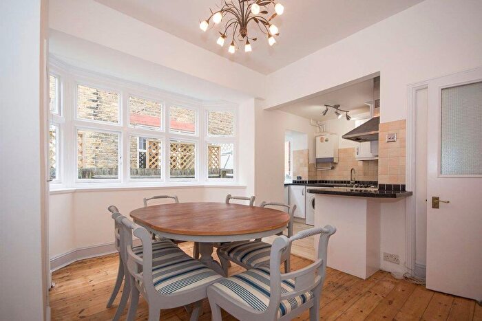 2 Bedroom Flat To Rent In Lyford Road, London, SW18