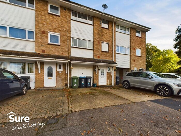 3 Bedroom Town House For Sale In Malvern Way, Hemel Hempstead, Hertfordshire, HP2