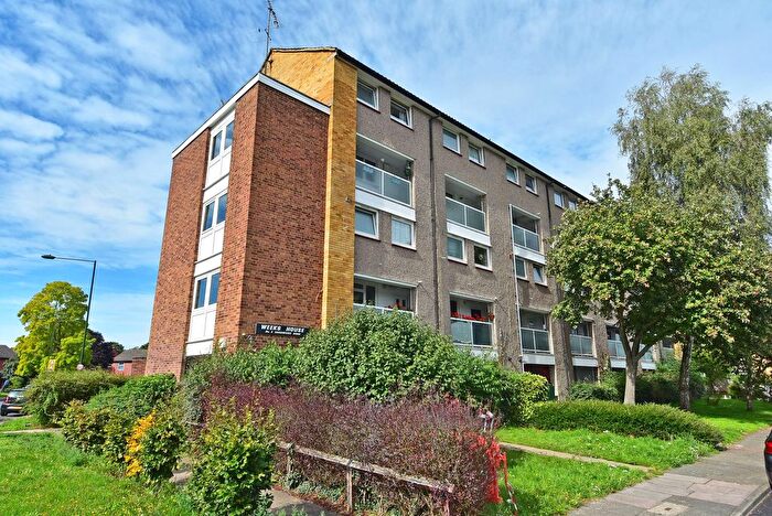 1 Bedroom Flat For Sale In Hardwicke Road, Richmond, TW10
