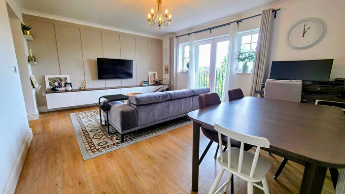 2 Bedroom Flat For Sale In Caspian Way, Purfleet-On-Thames, RM19