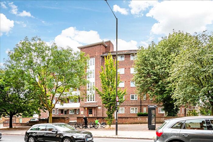 3 Bedroom Flat To Rent In Hendale House, Clapton, E5
