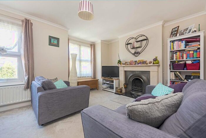 2 Bedroom Flat To Rent In Hampton Road, Twickenham TW2