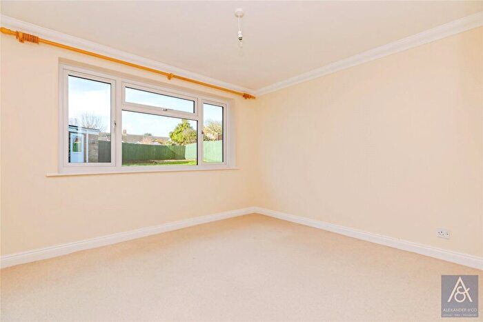 2 Bedroom Bungalow For Sale In Elm Drive, Deanshanger, Milton Keynes, MK19