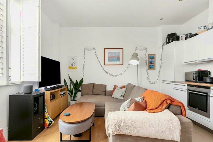 1 Bedroom Flat To Rent In Drapers Court, Battersea Park, London, SW11