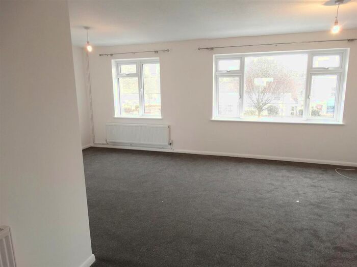 3 Bedroom Flat To Rent In Staplehurst, Kent, TN12