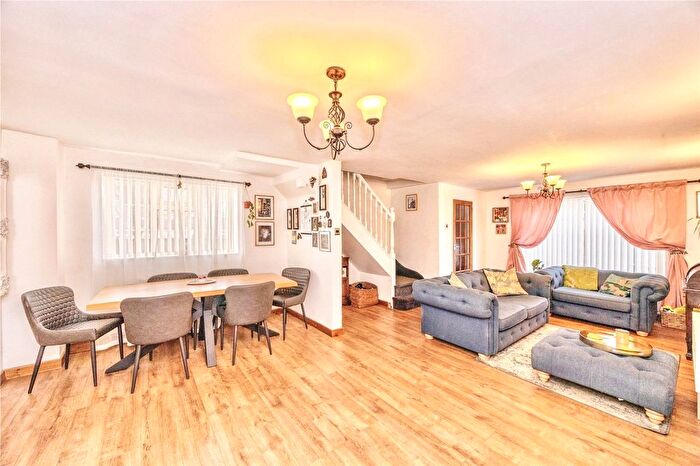 3 Bedroom End Of Terrace House For Sale In Holman Close, Waterlooville, Hampshire, PO8