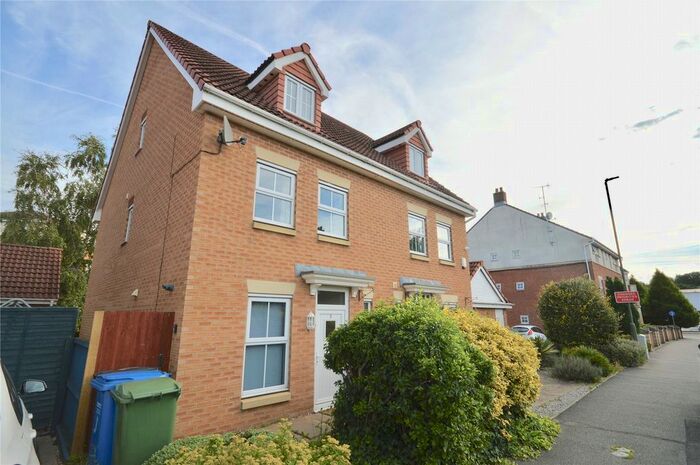 3 Bedroom Semi-Detached House To Rent In Trevorrow Crescent, Chesterfield, Derbyshire, S40