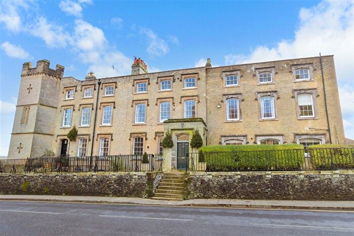 2 Bedroom Flat For Sale In London Road, Arundel, West Sussex, BN18