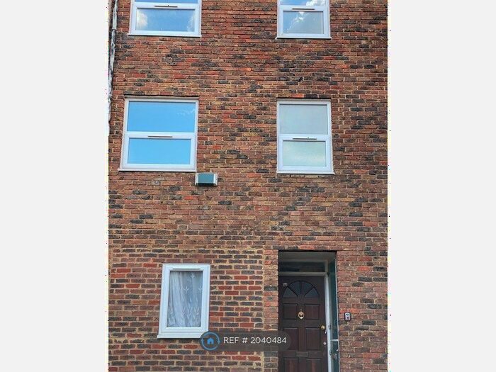 4 Bedroom Semi-Detached House To Rent In Mimosa Close, Romford, RM3