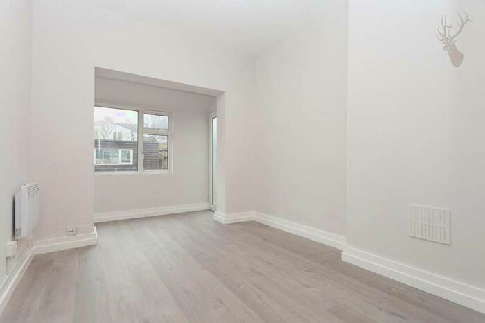 1 Bedroom Property To Rent In Hillside Crescent, Leigh-on-sea, SS9