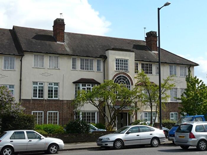 3 Bedroom Flat To Rent In Green Lanes, Southgate, N13