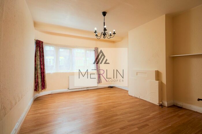 3 Bedroom Flat To Rent In Watford Way, London, NW7