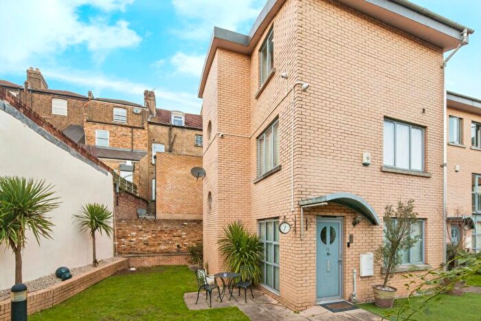 4 Bedroom Town House For Sale In Harberson Road, London, SW12