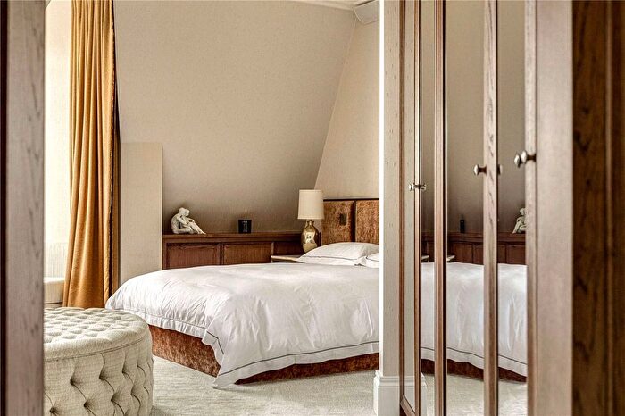 3 Bedroom Flat To Rent In South Street, London, W1K