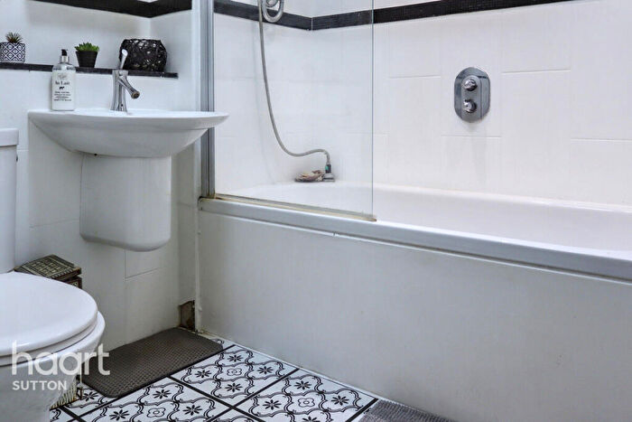 2 Bedroom Flat For Sale In Bond Road, Mitcham, CR4