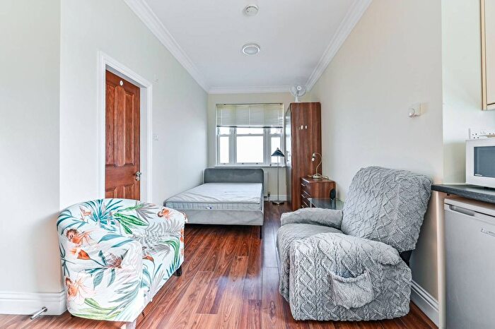 Studio To Rent In High Road, Stoke Newington, London, N15