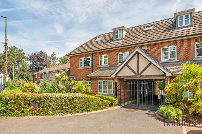 2 Bedroom Apartment For Sale In Addlestone, Surrey, KT15