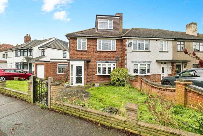 3 Bedroom End Of Terrace House For Sale In Benhurst Avenue, Hornchurch, RM12