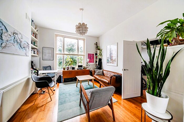 2 Bedroom Flat For Sale In Queens Crescent, Kentish Town, London, NW5