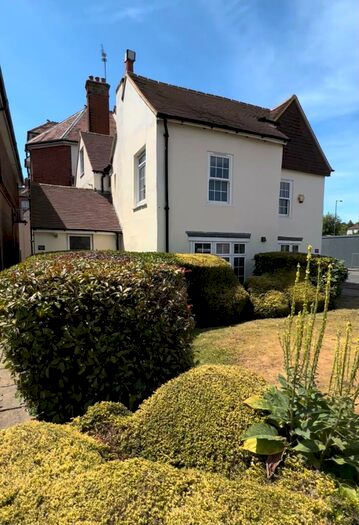 1 Bedroom Apartment To Rent In East Street, Farnham Moor Park, GU9