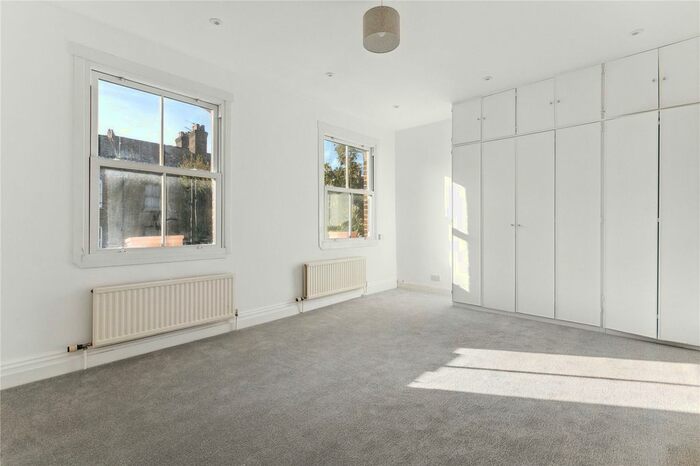 Studio To Rent In Stoneleigh Street, London, W11