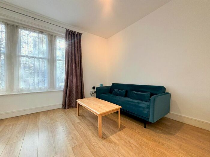 1 Bedroom Flat To Rent In Uxbridge Road, Shepherd's Bush, W12