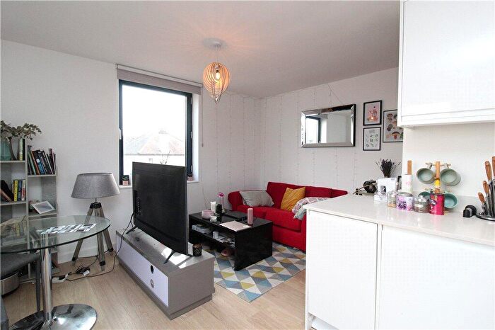Studio To Rent In High Road, Finchley, N12