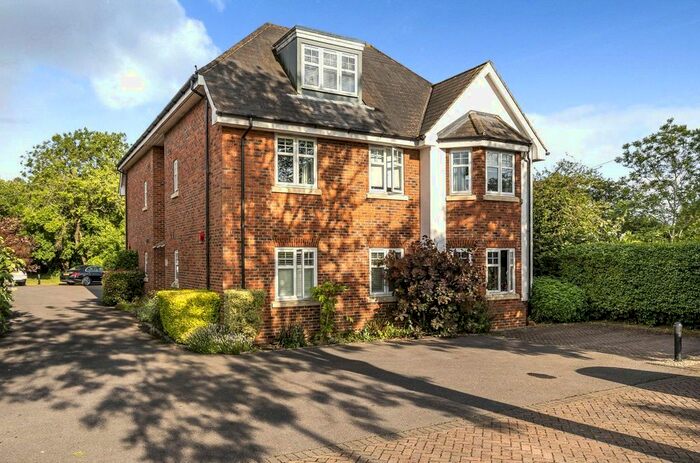 2 Bedroom Flat To Rent In Western Avenue, Woodley, Reading, Berkshire, RG5