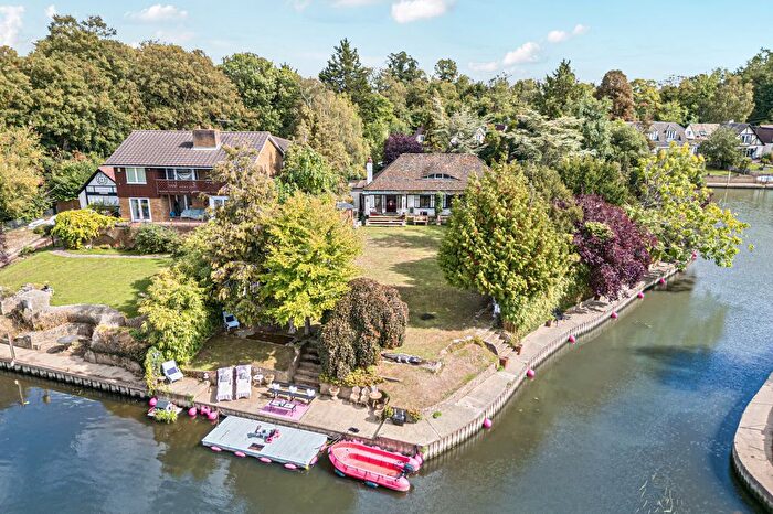 3 Bedroom Detached Bungalow For Sale In Kingswood Creek, Wraysbury, TW19