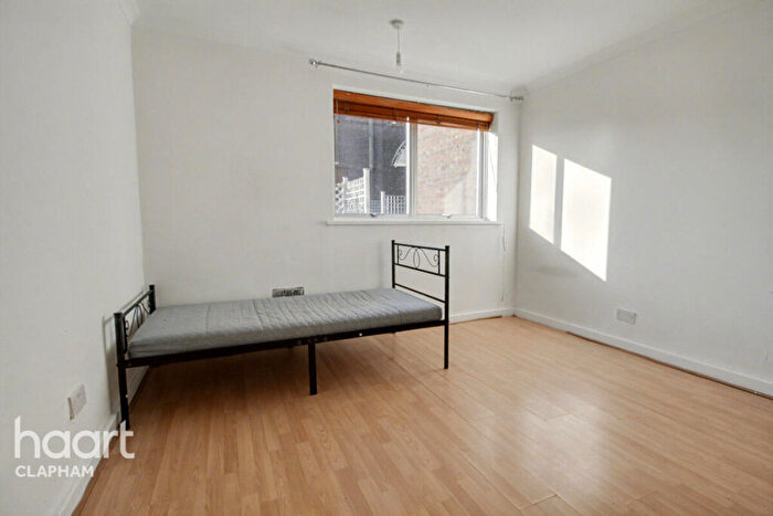 2 Bedroom Apartment To Rent In Parkgate Road, London, SW11