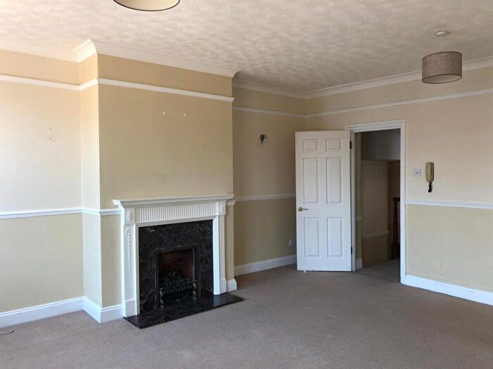 2 Bedroom Flat To Rent In High Street, Berkhamsted, HP4