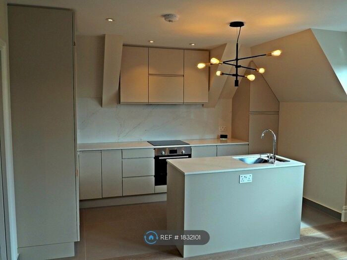 3 Bedroom Flat To Rent In Ambleside Avenue, London, SW16