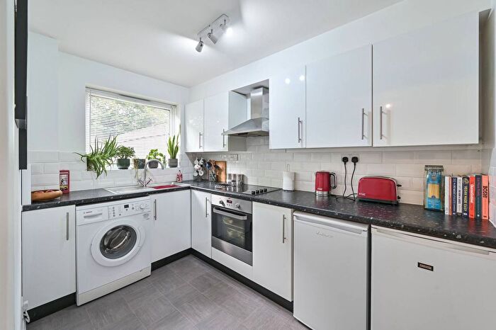 1 Bedroom Flat For Sale In Larch Close, New Southgate, London, N11