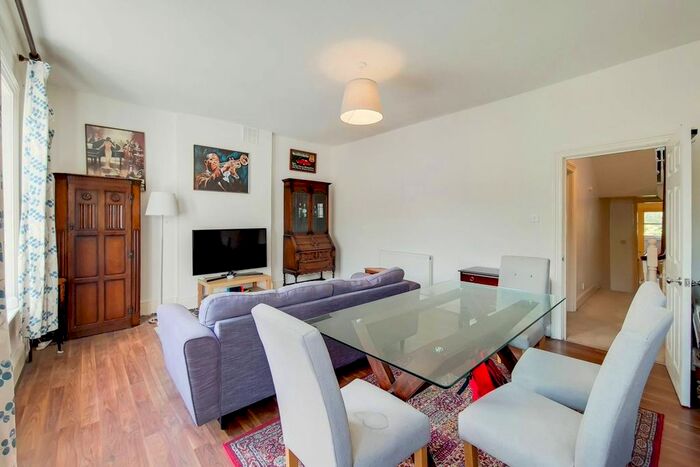 3 Bedroom Flat To Rent In Gleneldon Road, Streatham, London, SW16