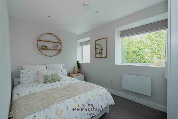1 Bedroom Flat To Rent In East Street, Epsom, KT17