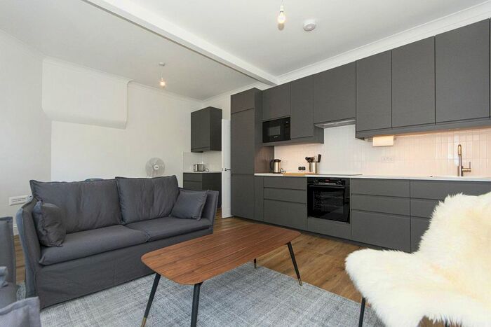 3 Bedroom Flat To Rent In Bromells Road, London, SW4