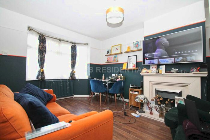 2 Bedroom Maisonette To Rent In Barnard Gardens, New Malden, KT3