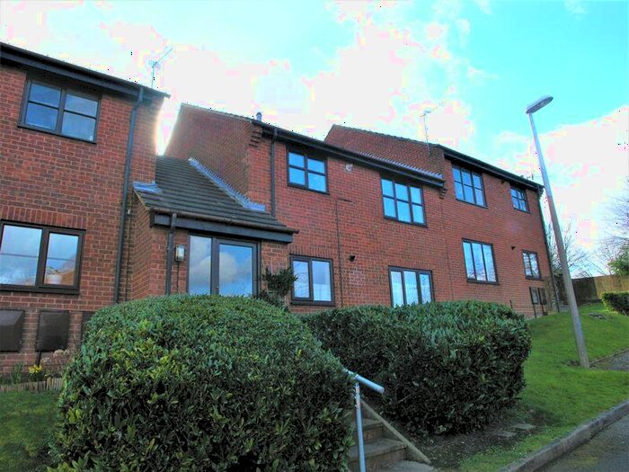 2 Bedroom Flat To Rent In Juniper Rise, Halesowen, B63