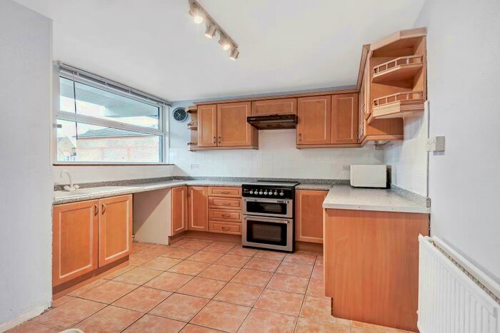 3 Bedroom Flat To Rent In Crewkerne Court, SW11